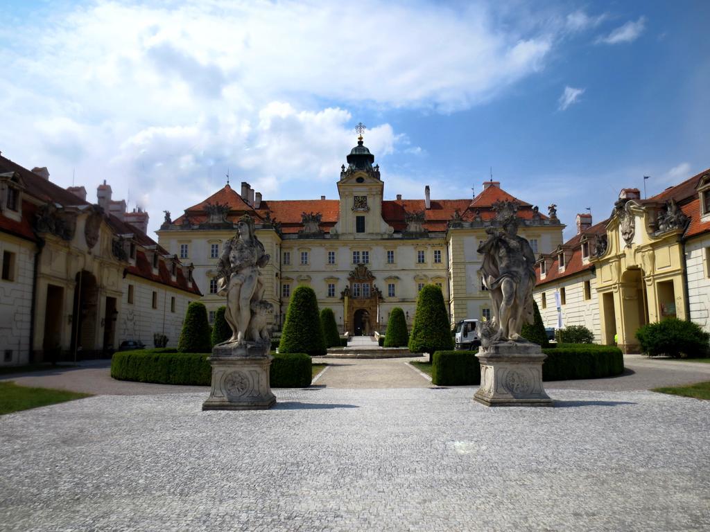 Hotel Hubertus Valtice Buitenkant foto