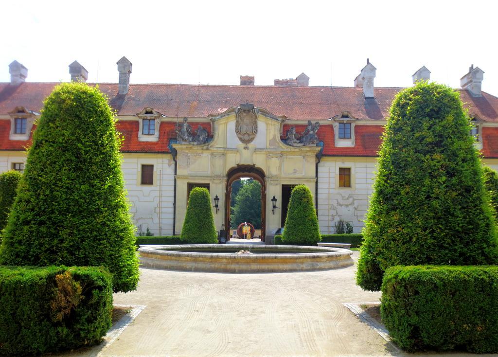 Hotel Hubertus Valtice Buitenkant foto